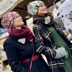 “Noční motýl z růží”, šitá brož