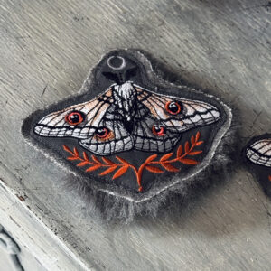 “Noční motýl v šeru”, brož výšivka