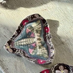 “Noční motýl z prvních poupat”, šitá brož