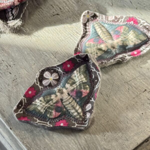 “Noční motýl z prvních poupat ll”, šitá brož