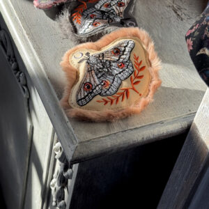 “Noční motýl v capuccinu”, brož výšivka