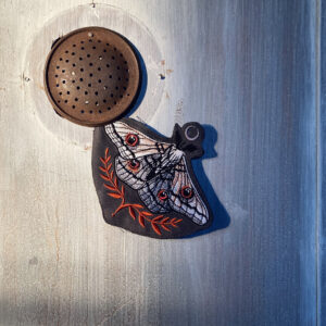 “Noční motýl v šeru ll”, brož výšivka